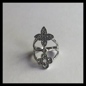 Clover Leaf Silvertone Ring Brand New